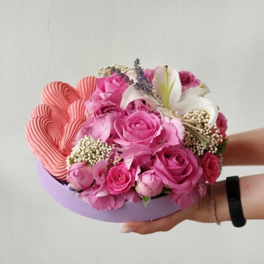 Круглая композиция из гортензии, роз и безе