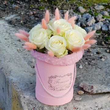 Шляпная коробка из белых роз и лагуруса