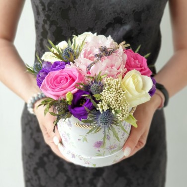 Небольшая шляпная коробка из роз, эрингиума и лаванды