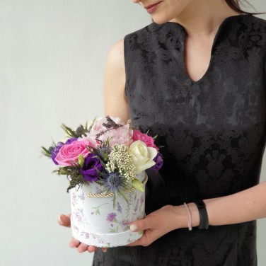 Небольшая шляпная коробка из роз, эрингиума и лаванды