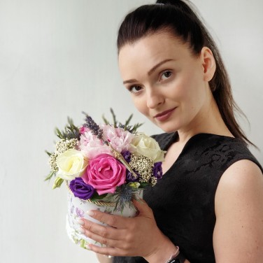 Небольшая шляпная коробка из роз, эрингиума и лаванды