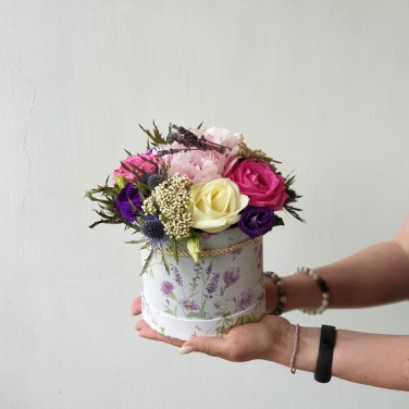 Небольшая шляпная коробка из роз, эрингиума и лаванды