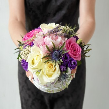 Небольшая шляпная коробка из роз, эрингиума и лаванды