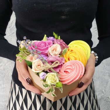 Вкусный подарок с безе и розами