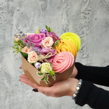 Вкусный подарок с безе и розами