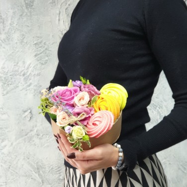 Вкусный подарок с безе и розами