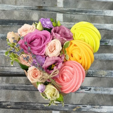 Вкусный подарок с безе и розами