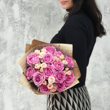 Букет в крафте из кустовых и одноголовых роз с лавандой