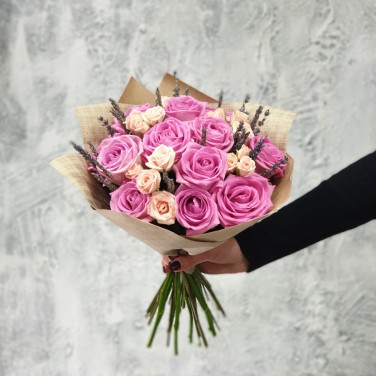 Букет в крафте из кустовых и одноголовых роз с лавандой