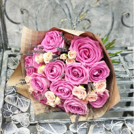 Букет в крафте из кустовых и одноголовых роз с лавандой
