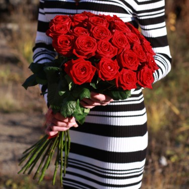 Красные розы под лентой