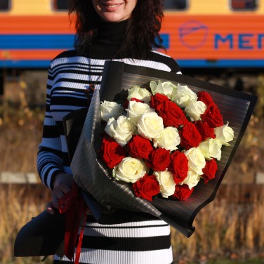 Букет красно-белых роз