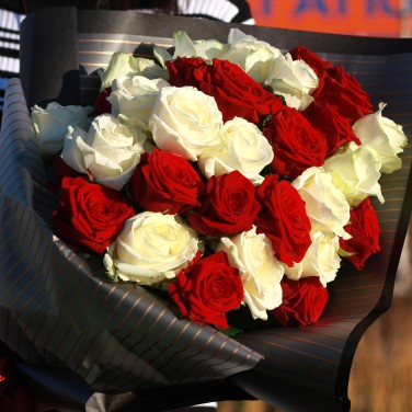 Букет красно-белых роз