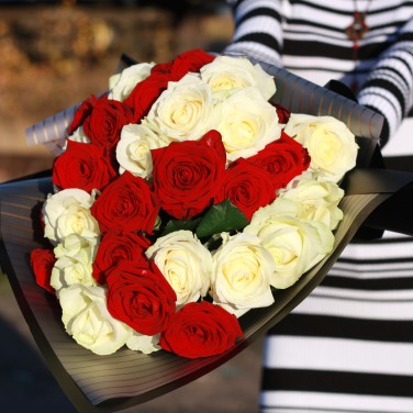 Букет красно-белых роз