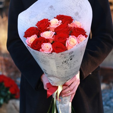 Букет из 15 кораллово-красных роз