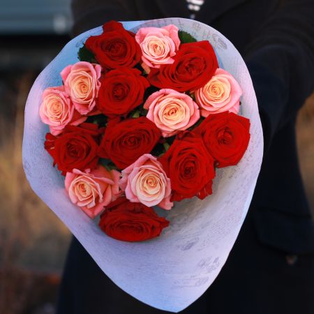Букет из 15 кораллово-красных роз