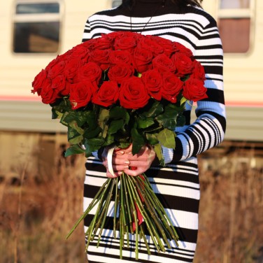 Шикарный букет из 51 розы под лентой