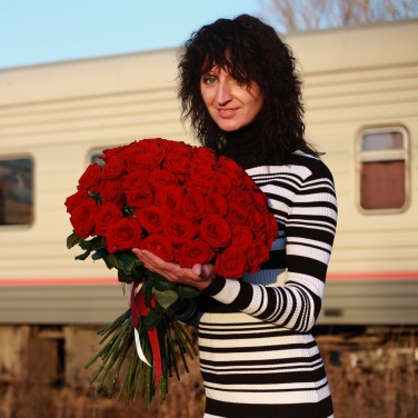 Шикарный букет из 51 розы под лентой