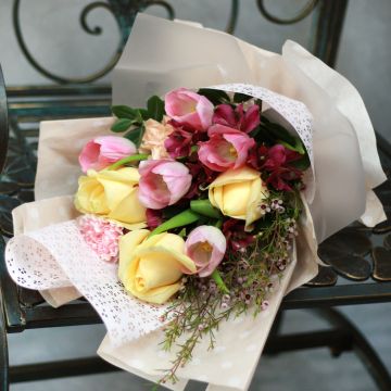 Букет из тюльпанов, роз и хамелациума