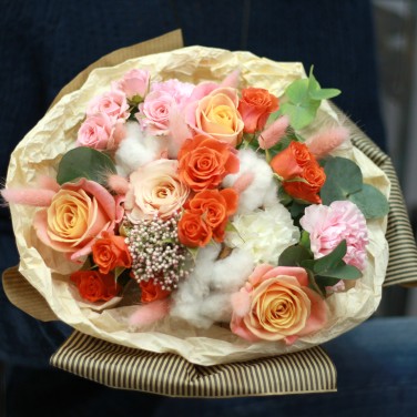 Букет из роз, озотамнуса и хлопка