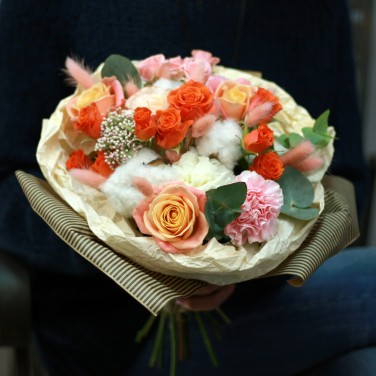 Букет из роз, озотамнуса и хлопка