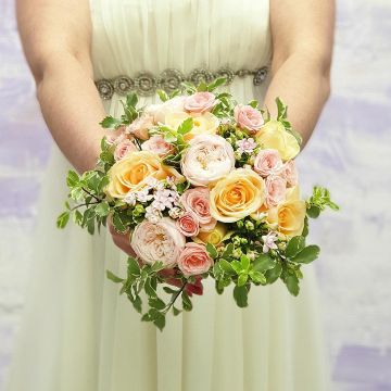 Свадебный букет из роз, бовардии и зелени