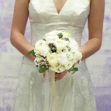 Букет невесты из ранункулюсов, капса и маттиолы