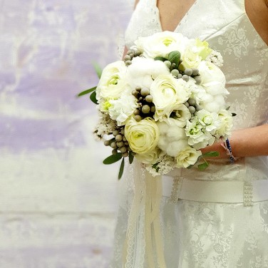 Букет невесты из ранункулюсов, капса и маттиолы