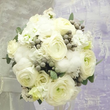 Букет невесты из ранункулюсов, капса и маттиолы