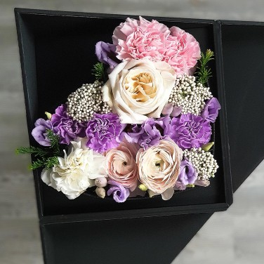 Коробка-секрет из лунных гвоздик, роз и озотамнуса