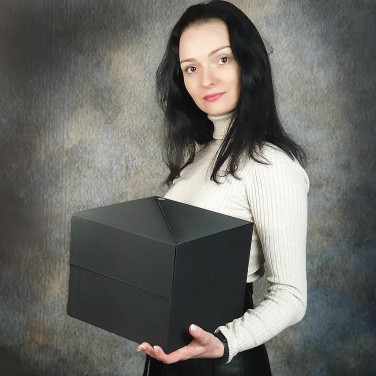 Коробка-секрет из лунных гвоздик, роз и озотамнуса