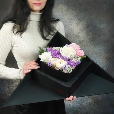 Коробка-секрет из лунных гвоздик, роз и озотамнуса