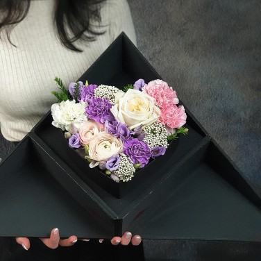 Коробка-секрет из лунных гвоздик, роз и озотамнуса