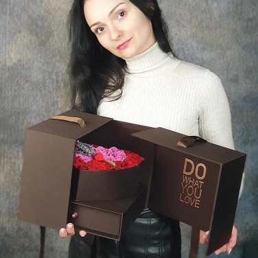 Коробка-секрет из роз и лаванды с конфетами