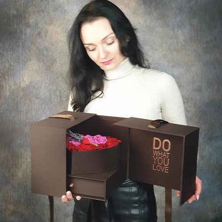 Коробка-секрет из роз и лаванды с конфетами