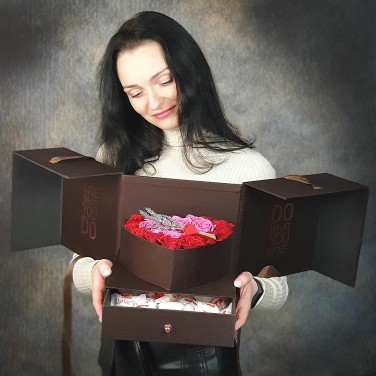 Коробка-секрет из роз и лаванды с конфетами