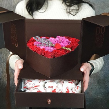 Коробка-секрет из роз и лаванды с конфетами