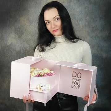 Коробка-секрет из нежных роз с конфетами