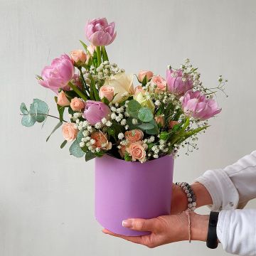 Шляпная коробка с тюльпанами, гипсофилой и розами