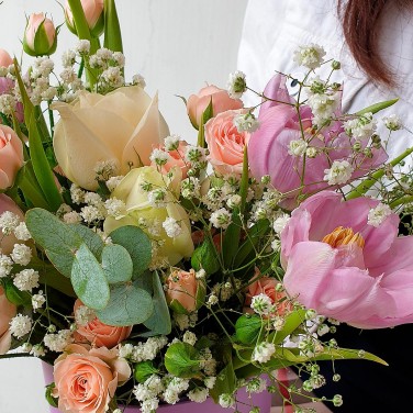 Шляпная коробка с тюльпанами, гипсофилой и розами