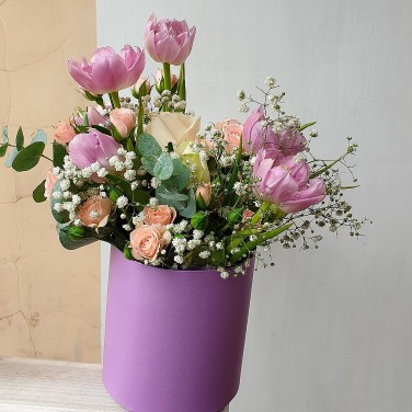 Шляпная коробка с тюльпанами, гипсофилой и розами