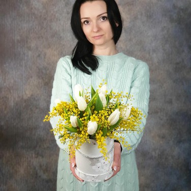 Небольшая шляпная коробка из белых тюльпанов и мимозы