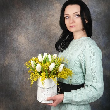 Небольшая шляпная коробка из белых тюльпанов и мимозы