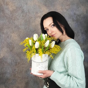 Небольшая шляпная коробка из белых тюльпанов и мимозы