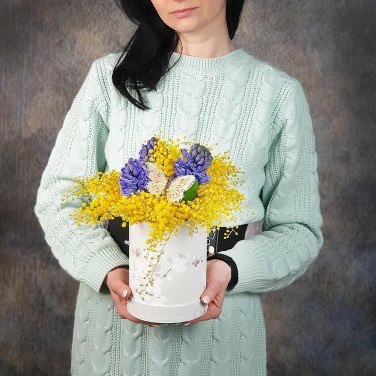 Небольшая шляпная коробка из гиацинтов и мимозы с бабочкой