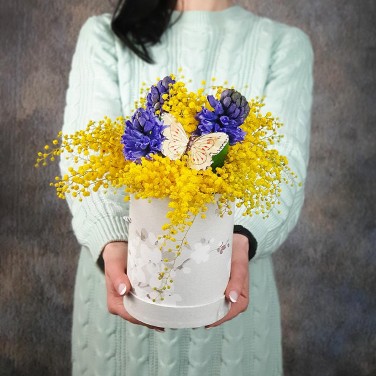 Небольшая шляпная коробка из гиацинтов и мимозы с бабочкой