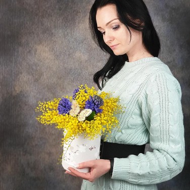 Небольшая шляпная коробка из гиацинтов и мимозы с бабочкой