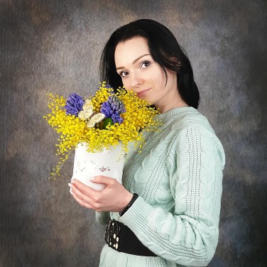 Небольшая шляпная коробка из гиацинтов и мимозы с бабочкой