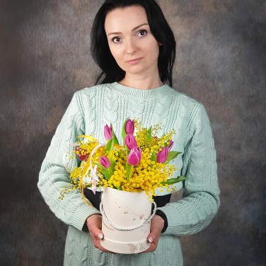 Шляпная коробка из розовых тюльпанов и мимозы