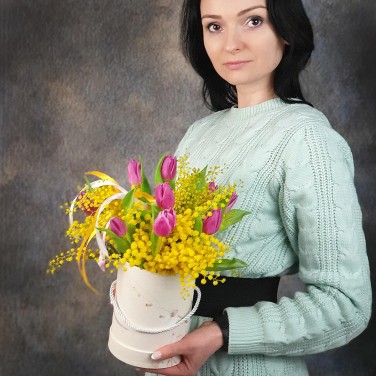 Шляпная коробка из розовых тюльпанов и мимозы